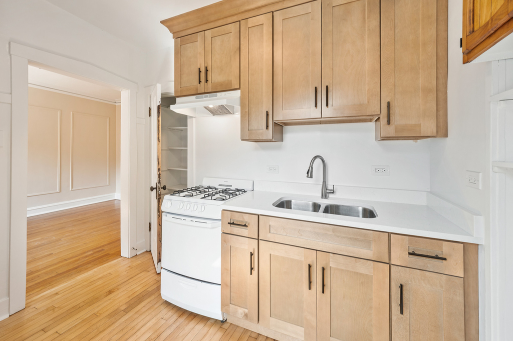 1921 W Estes Avenue - Photo 2