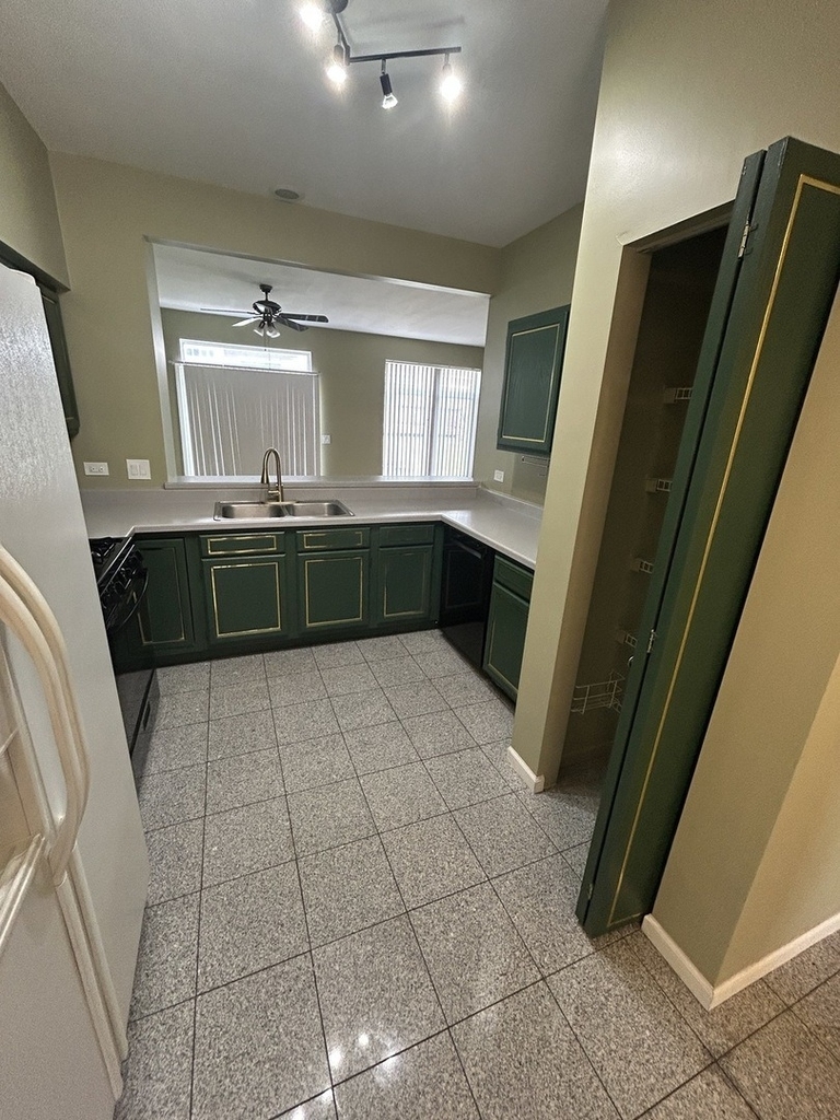 935 Viewpoint Drive - Photo 4