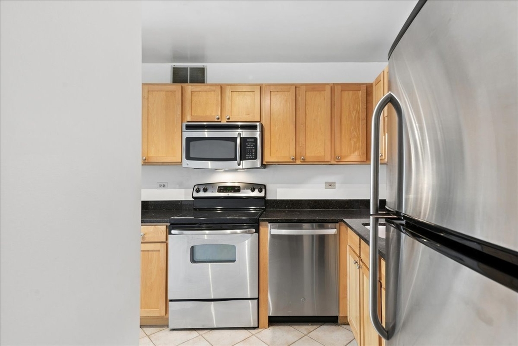 211 E Ohio Street - Photo 2