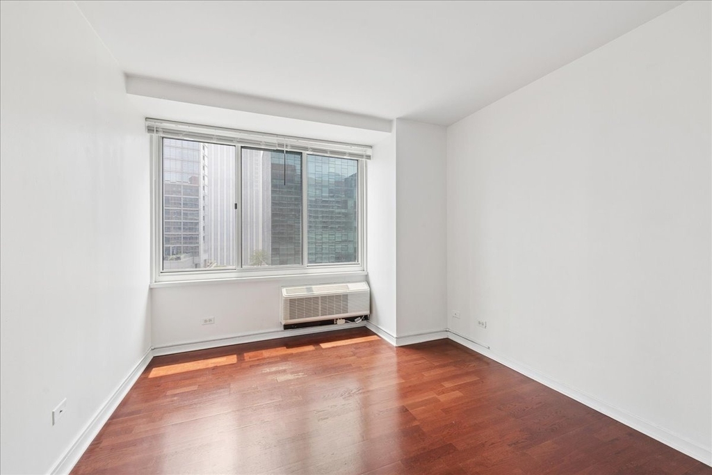 211 E Ohio Street - Photo 7
