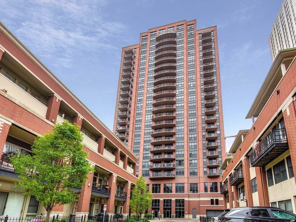 330 N Jefferson Street - Photo 0