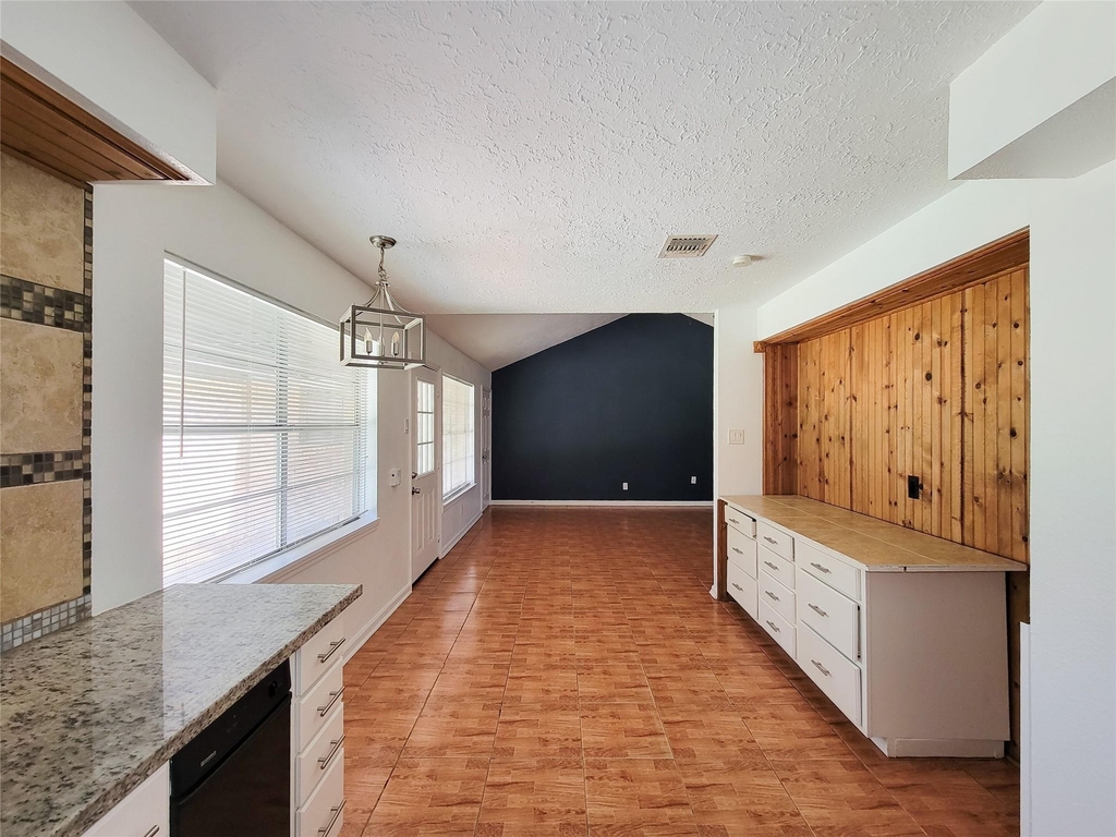 409 S Travis - Photo 13