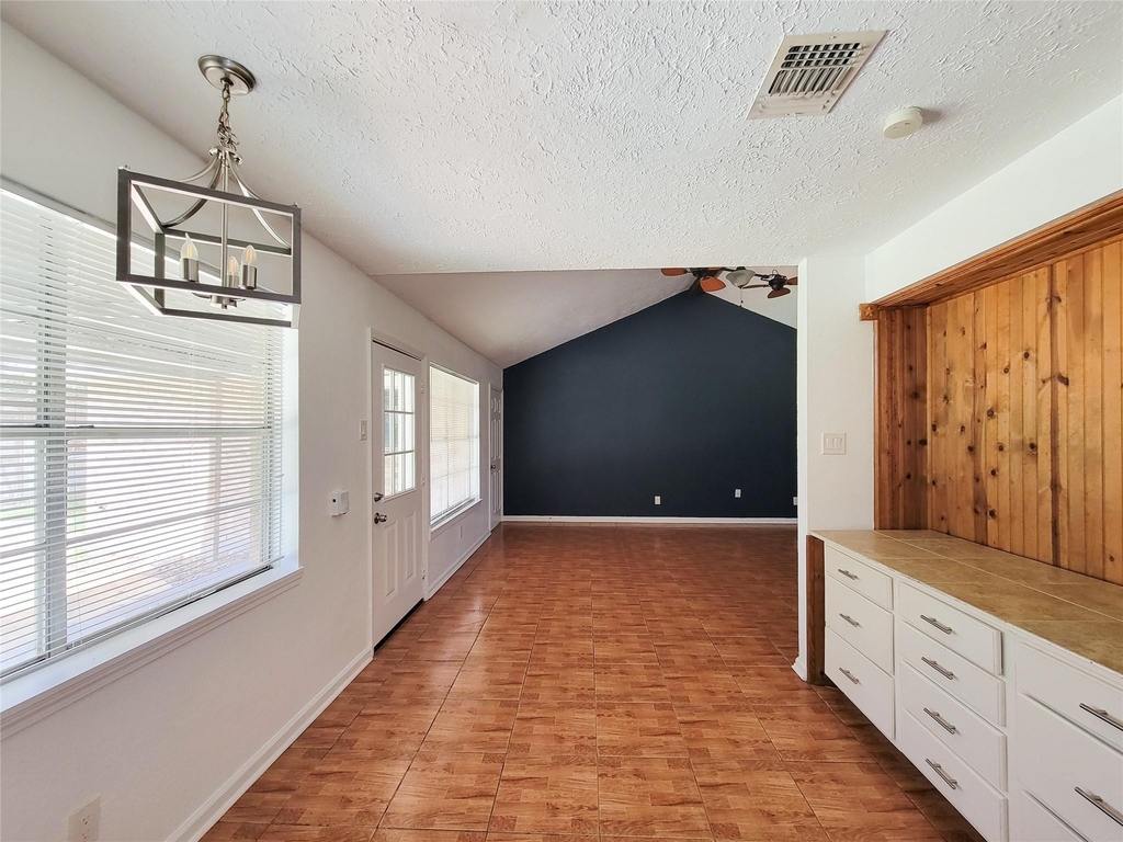 409 S Travis - Photo 14