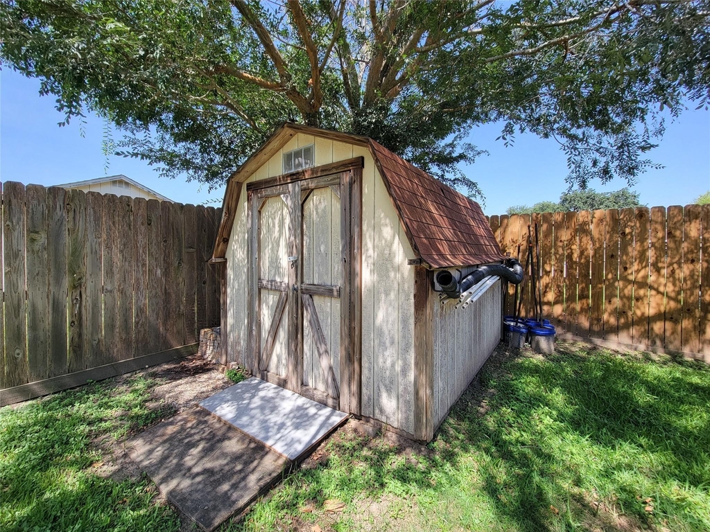 409 S Travis - Photo 34