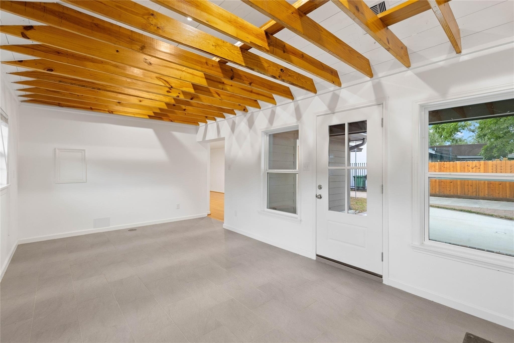 1422 Hewitt Drive - Photo 4