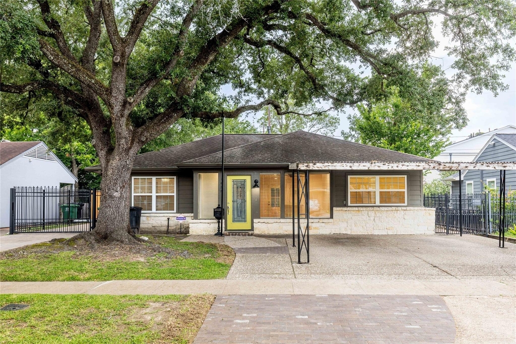 1422 Hewitt Drive - Photo 0