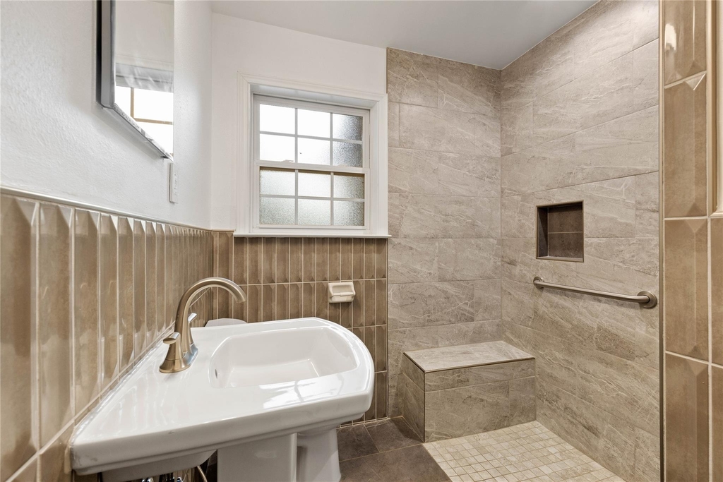 1422 Hewitt Drive - Photo 7