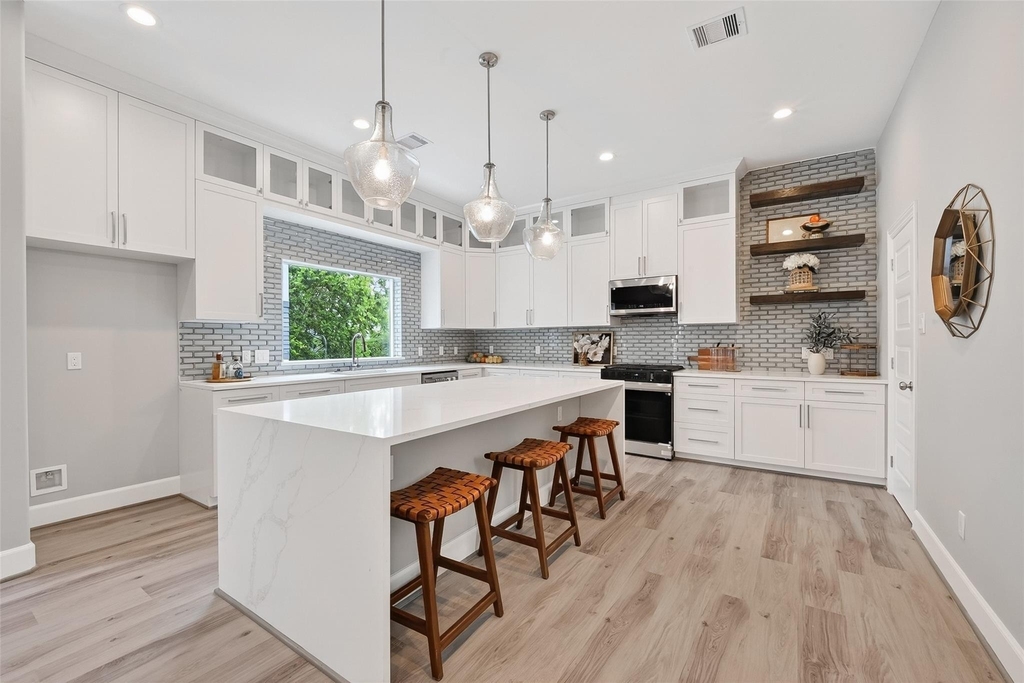1122 W 16th Street - Photo 0