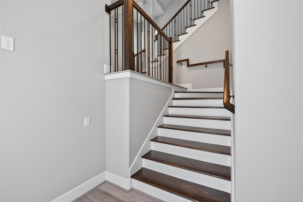 1122 W 16th Street - Photo 2