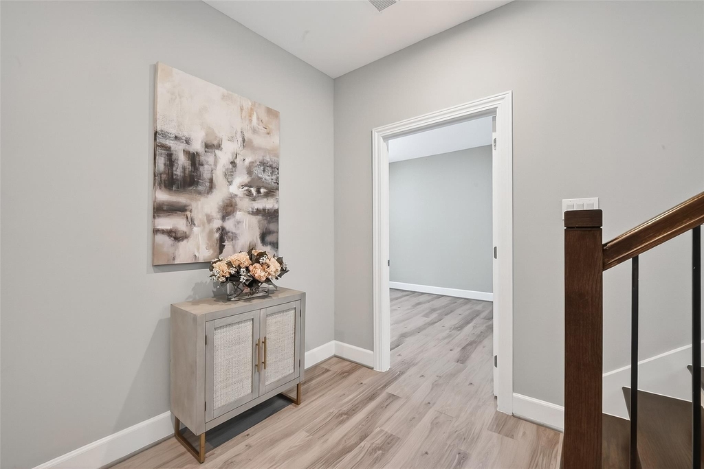 1122 W 16th Street - Photo 3