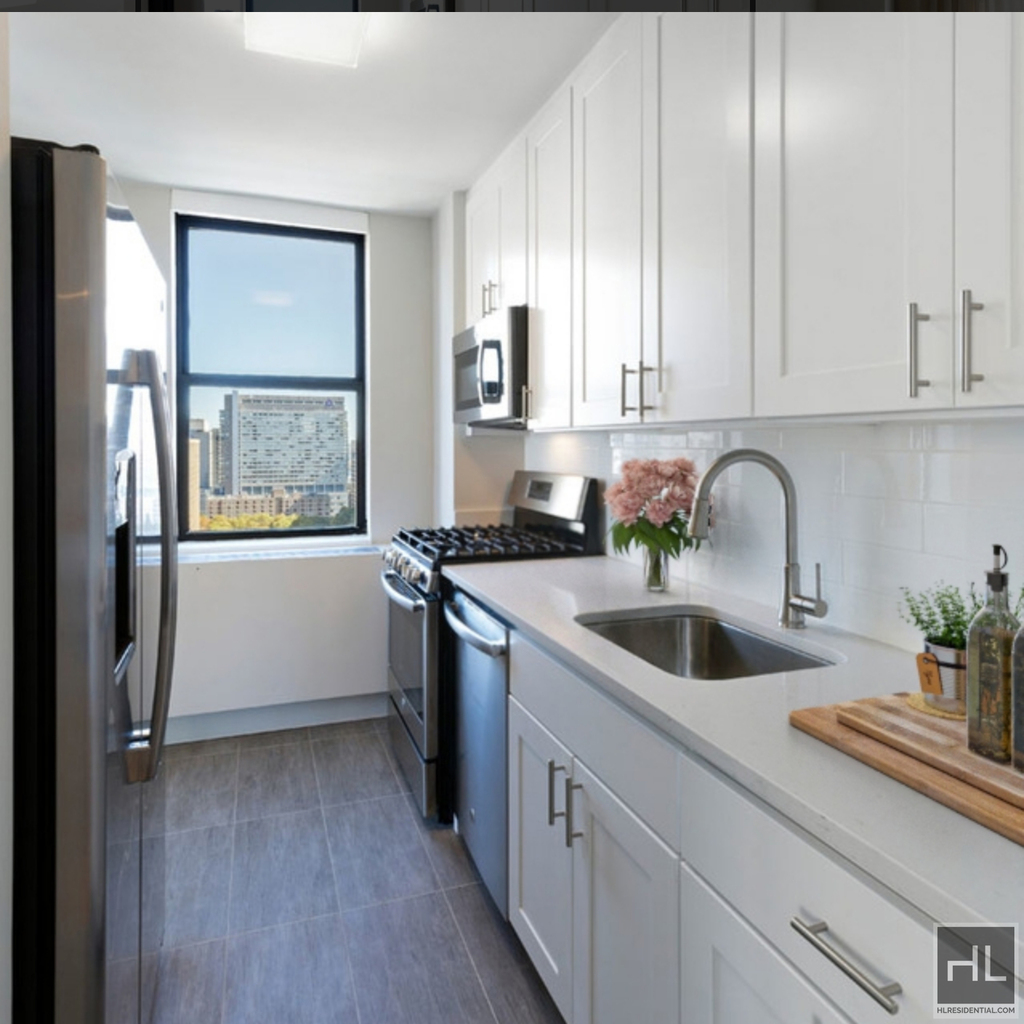 East 29 Street - Photo 3