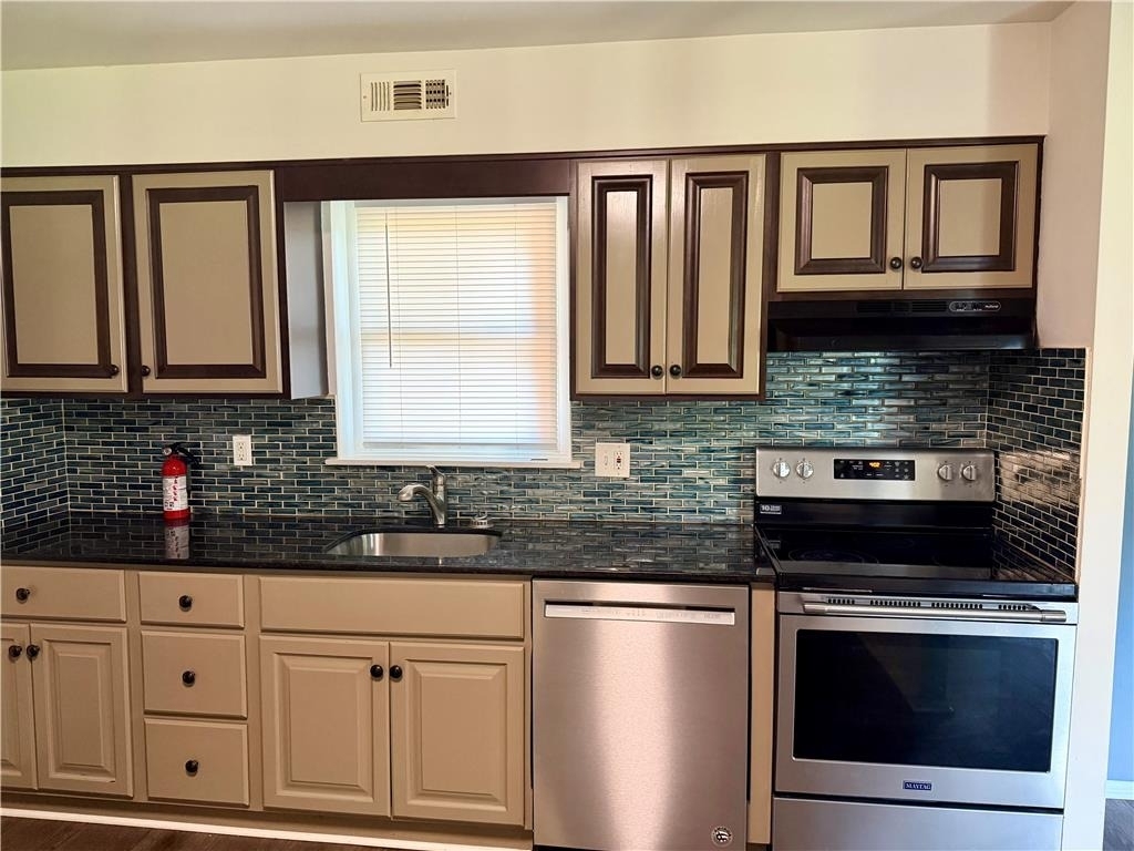 2402 Woodstock Dr - Photo 8