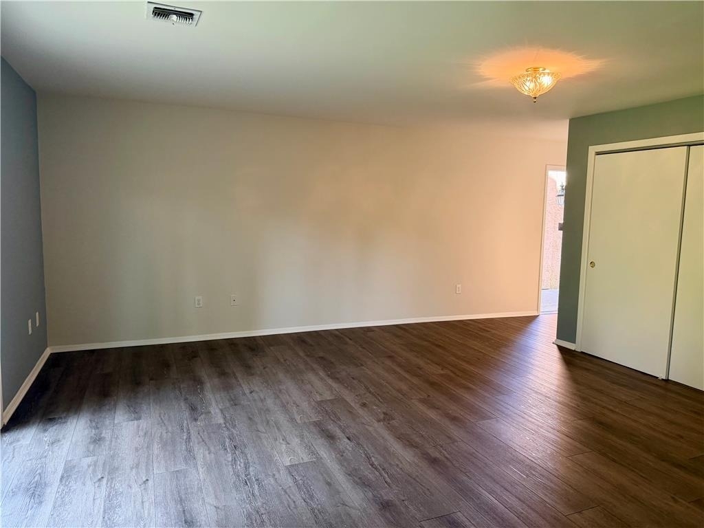 2402 Woodstock Dr - Photo 4