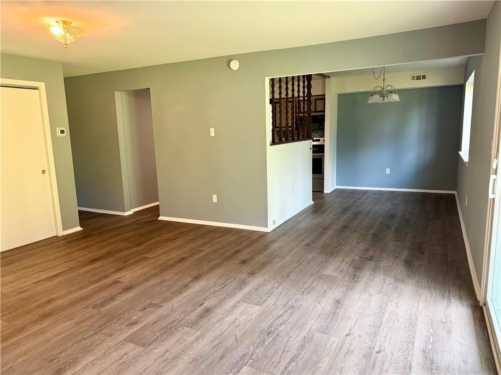 2402 Woodstock Dr - Photo 5