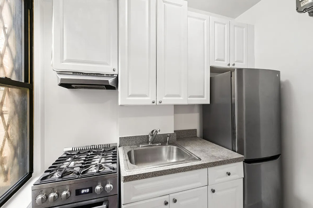  West 10th Street - Photo 3