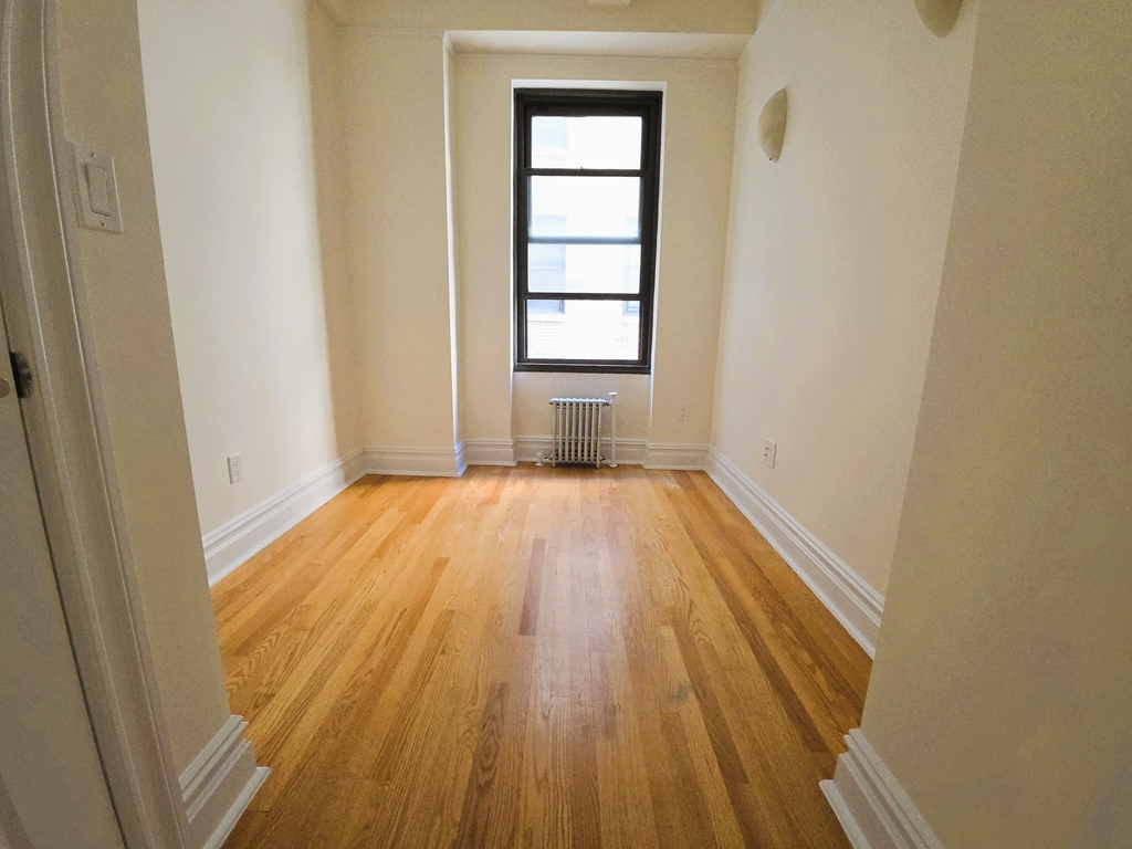 2nd Avenue - Photo 3