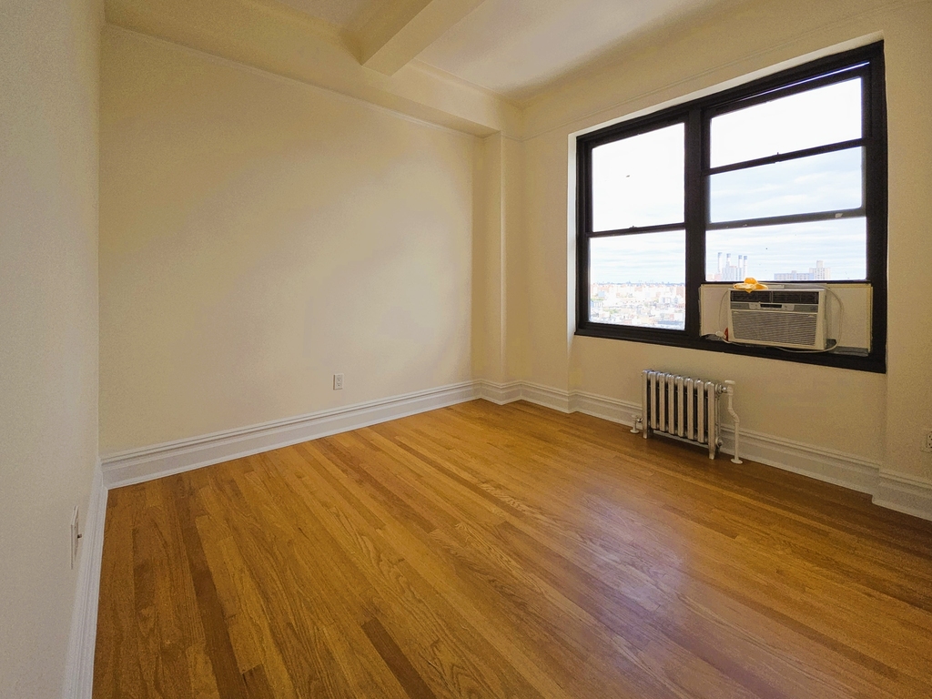 2nd Avenue - Photo 4