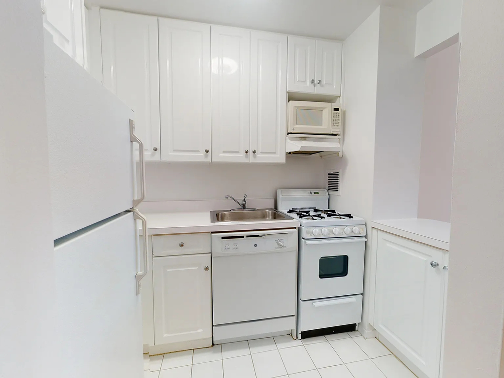 1 Astor Place - Photo 3