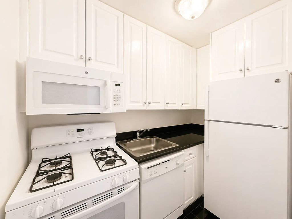 East 12th Street - Photo 4