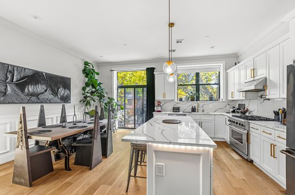 586 Quincy Street - Photo 3