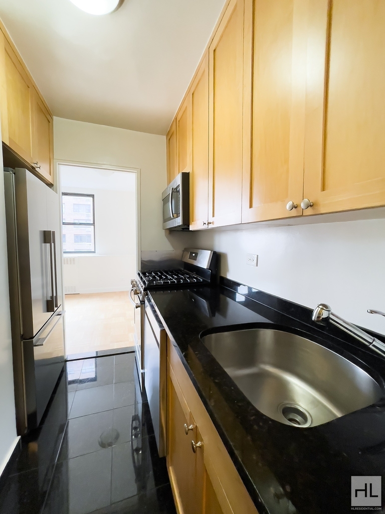 East 79th Street - Photo 9