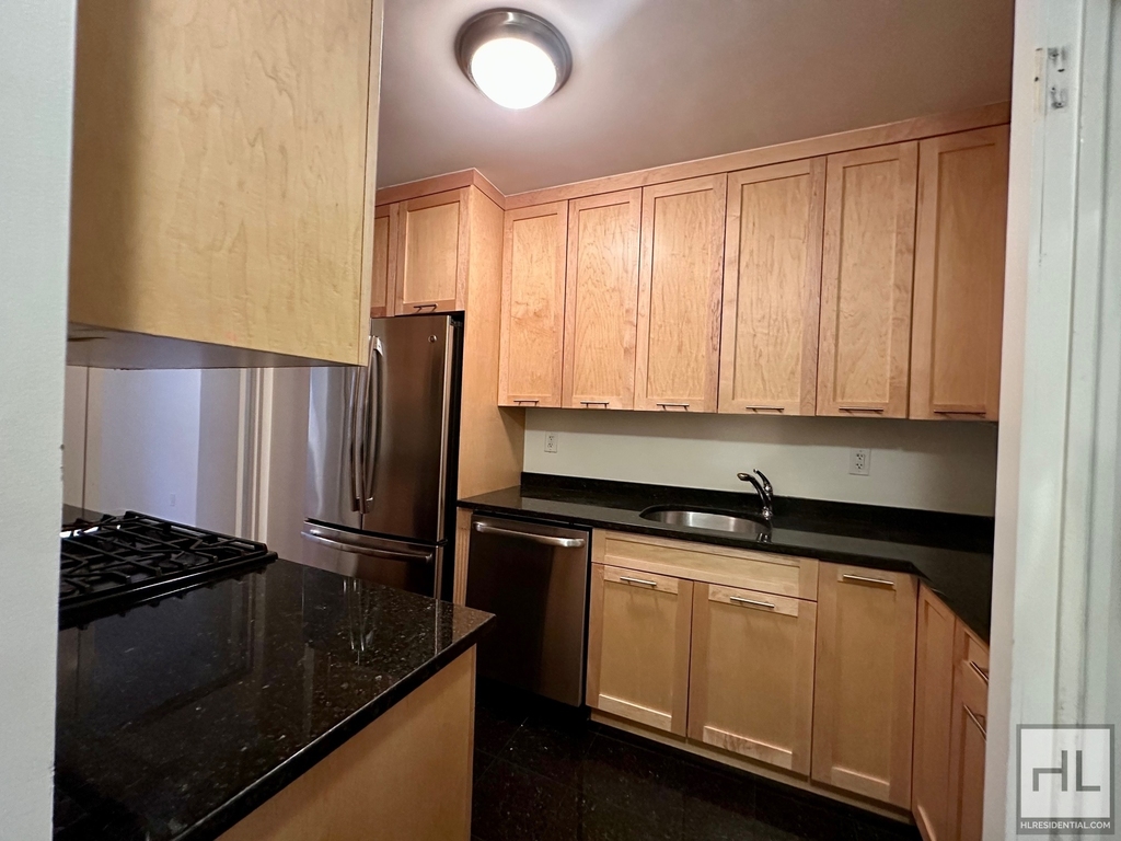 West 87th Street - Photo 8