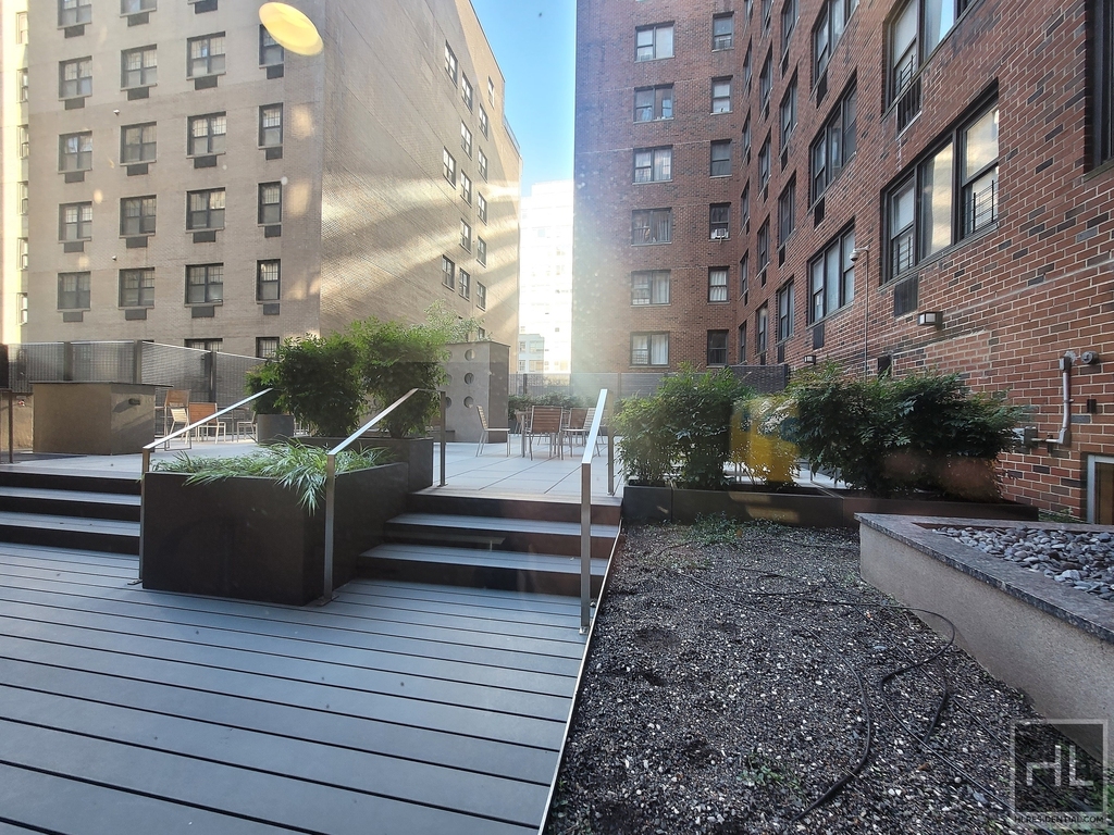 East 79th Street - Photo 9