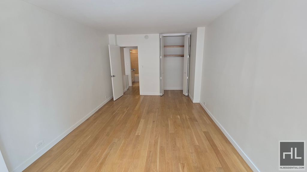 Fourth Avenue - Photo 6
