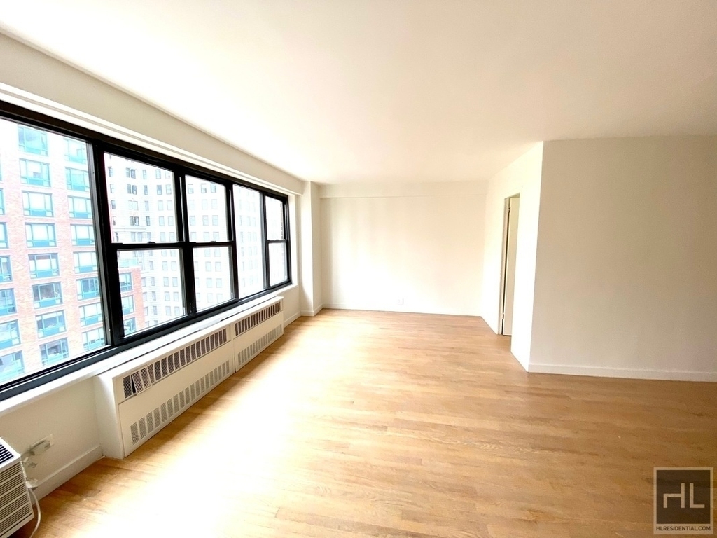 Fourth Avenue - Photo 2