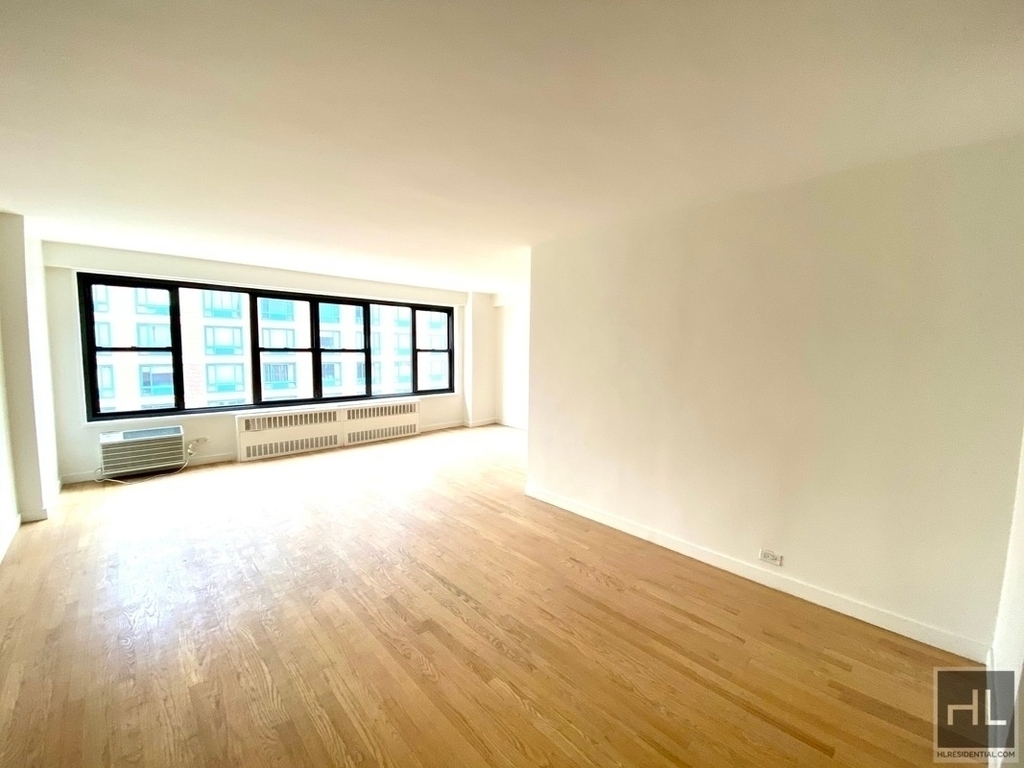 Fourth Avenue - Photo 0