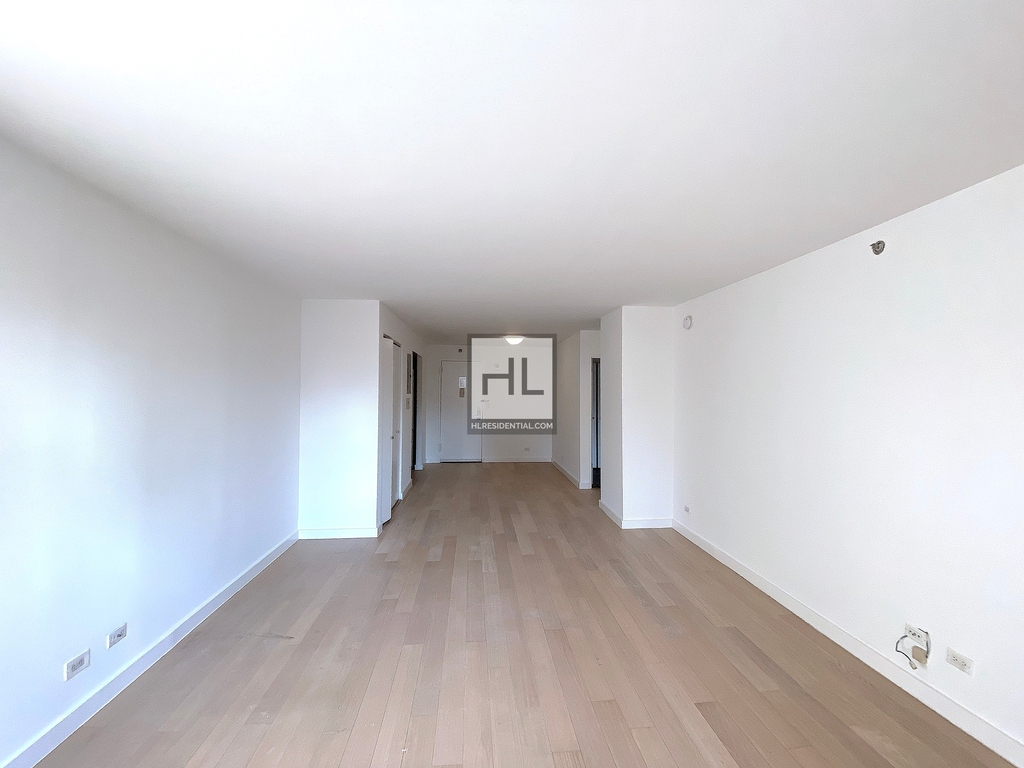 East 39th Street - Photo 0