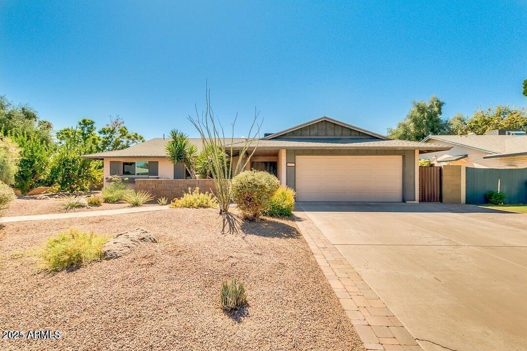 831 E Stephens Drive - Photo 0