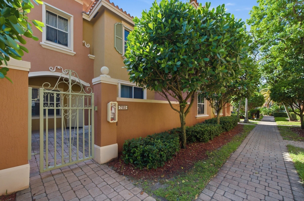 732 Sw 106th Avenue - Photo 0