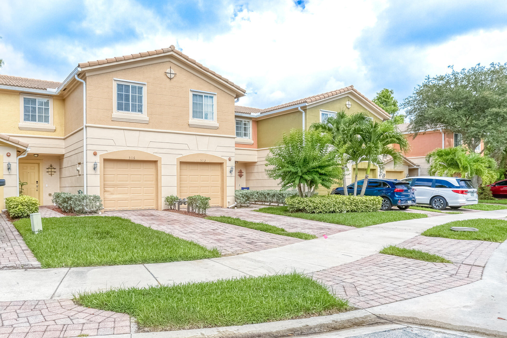 316 Se Bloxham Way - Photo 1
