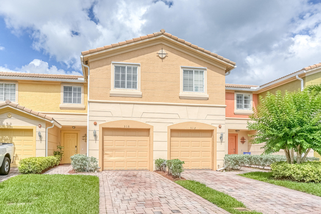 316 Se Bloxham Way - Photo 0