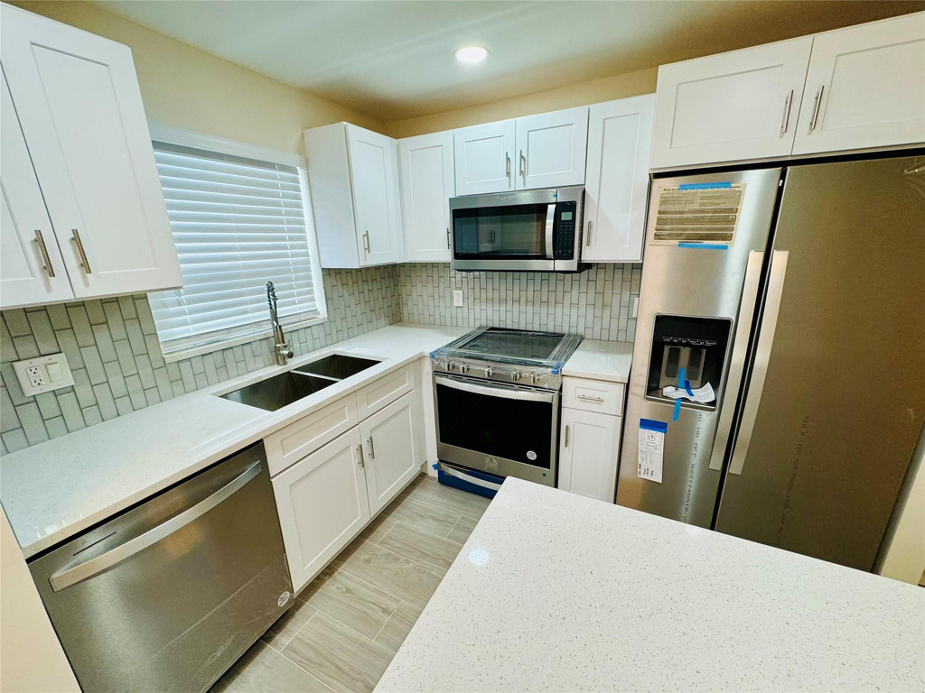 805 W Oakland Park Boulevard - Photo 1