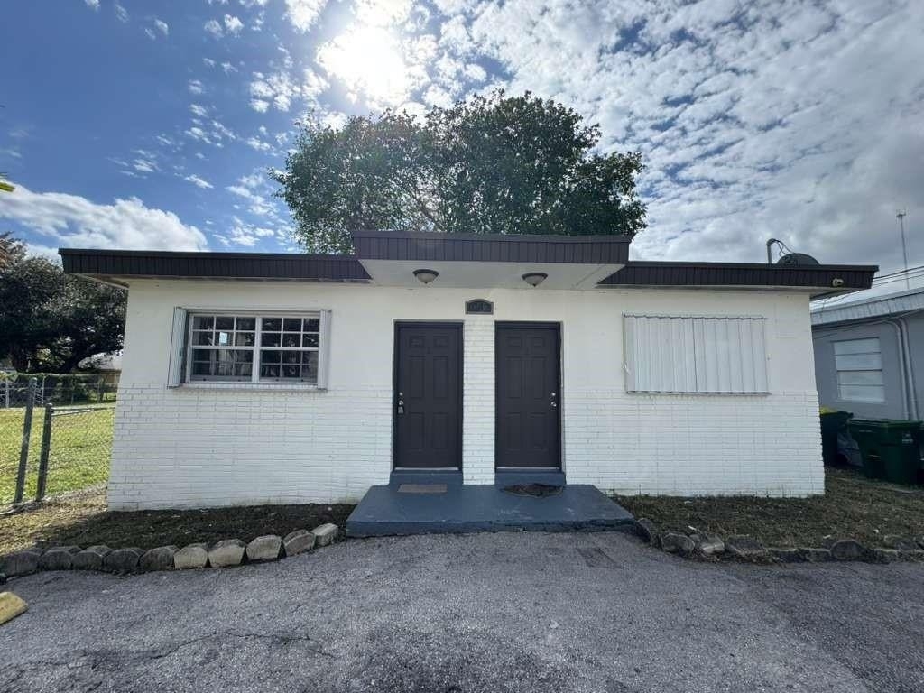 1042 Foster Road - Photo 0