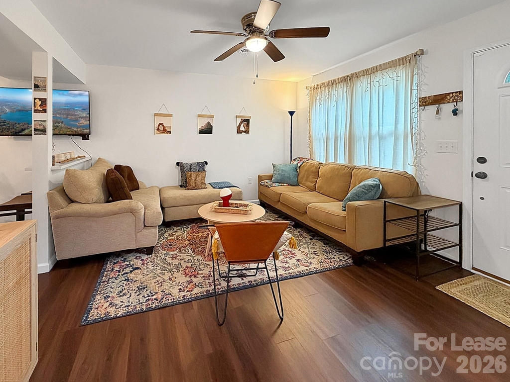 902 Creekside Drive - Photo 2