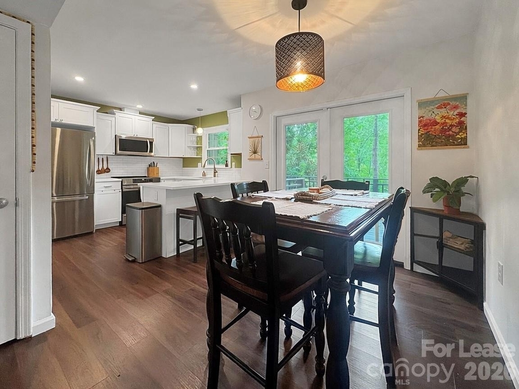 902 Creekside Drive - Photo 4