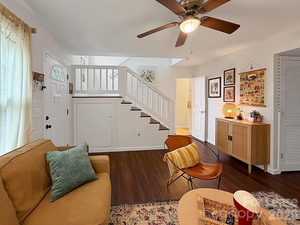 902 Creekside Drive - Photo 1