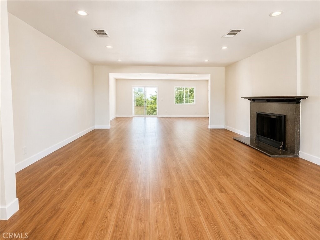 1180 Langley - Photo 2