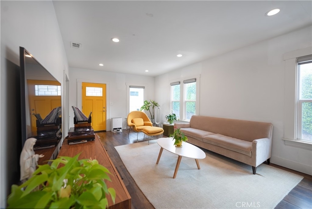 1553 Talmadge - Photo 2