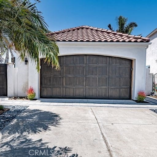 32 Dauphin - Photo 1