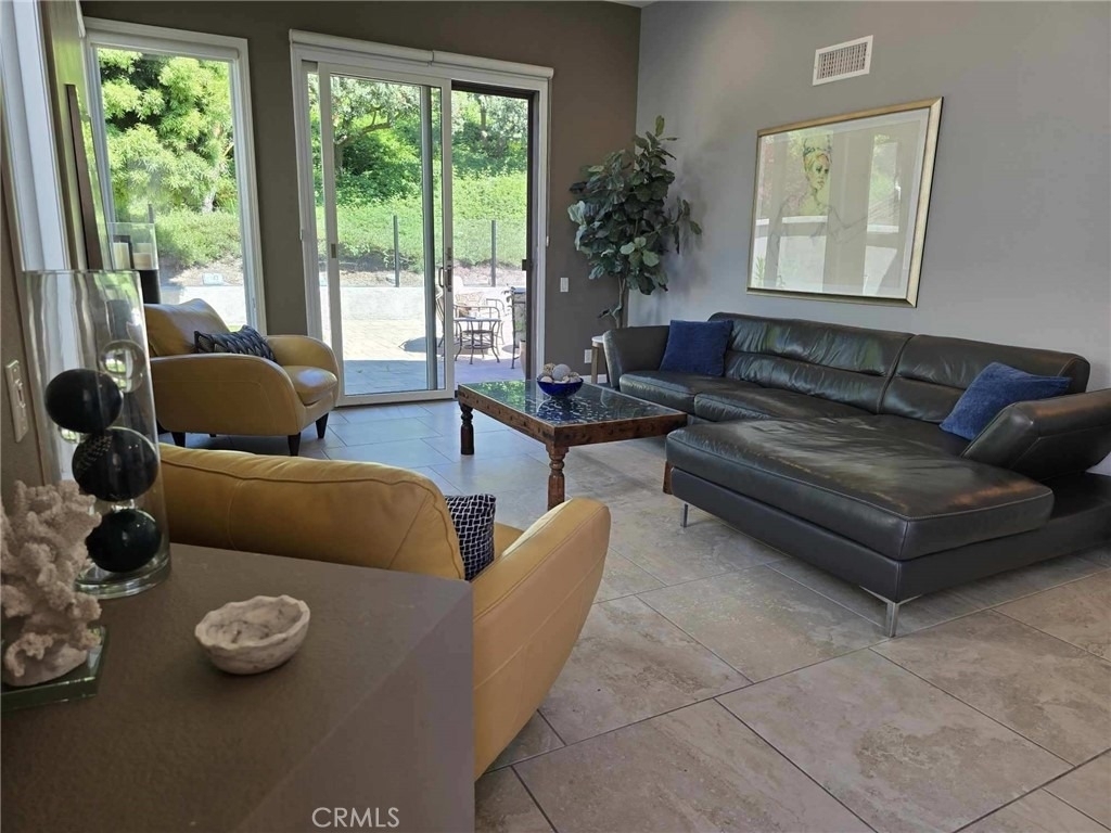 12 Dauphin - Photo 10