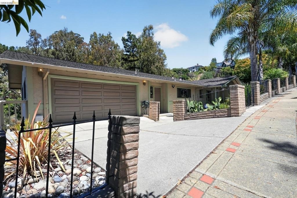525 Hampton Ave - Photo 1