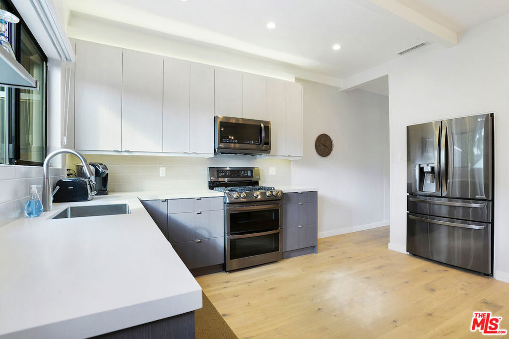 823 N Harper Avenue - Photo 5