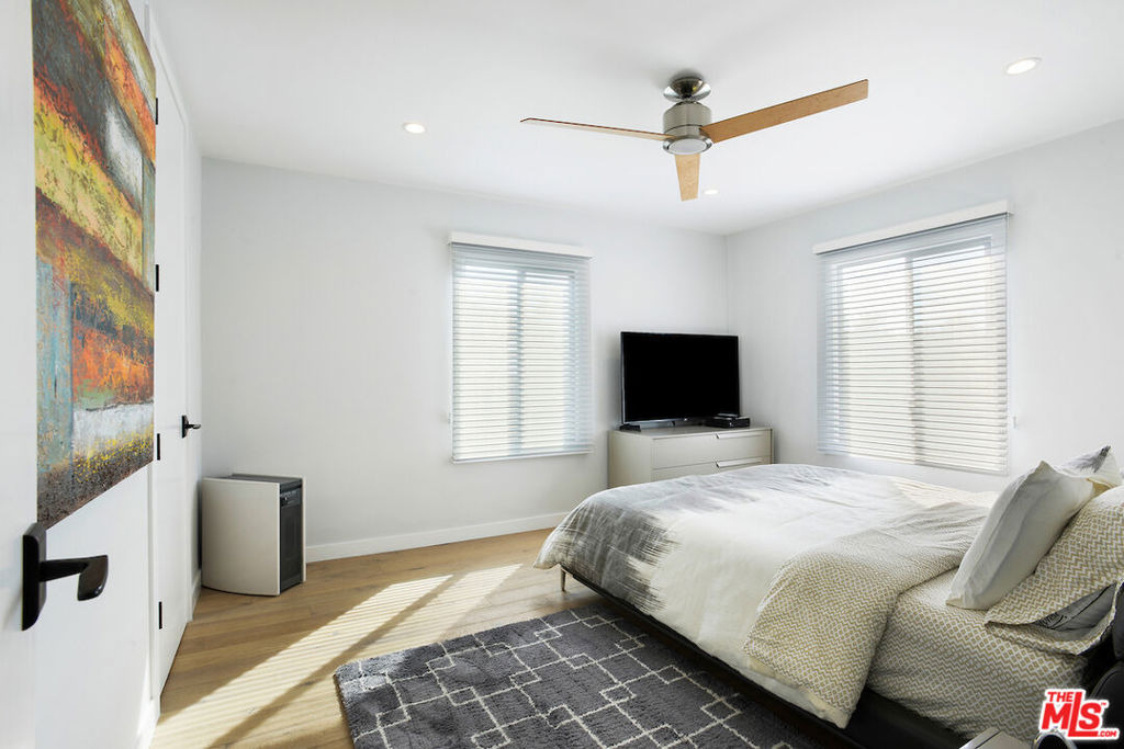 823 N Harper Avenue - Photo 10