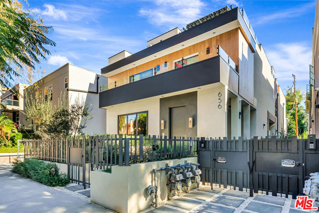 652 Huntley Drive - Photo 2