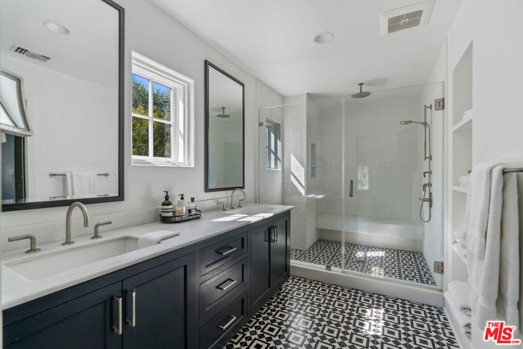 560 S Bronson Avenue - Photo 44