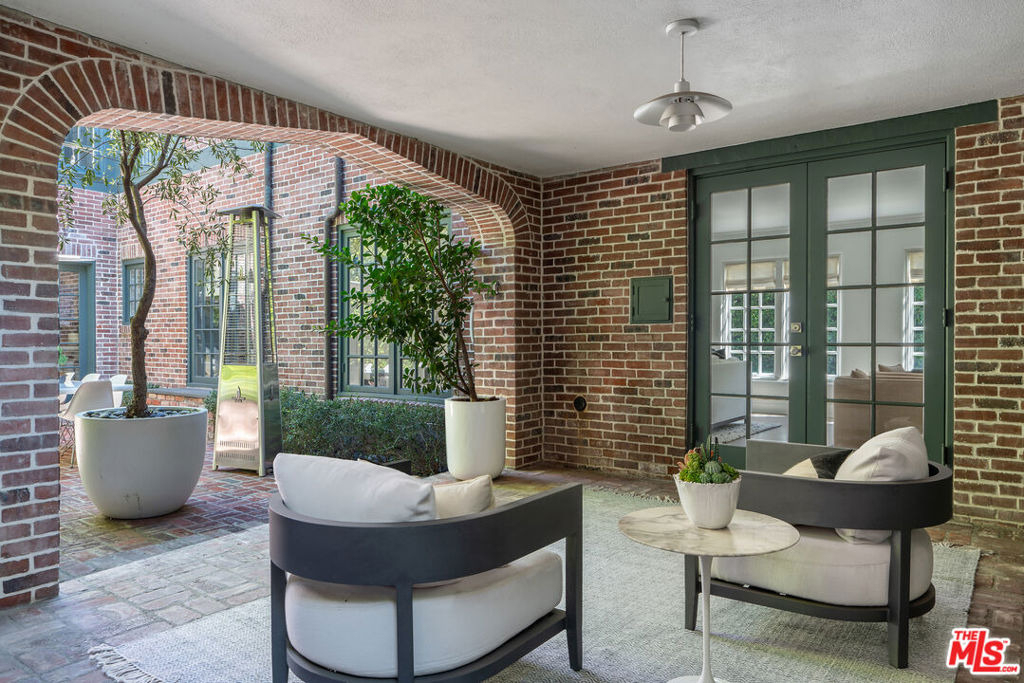 560 S Bronson Avenue - Photo 16